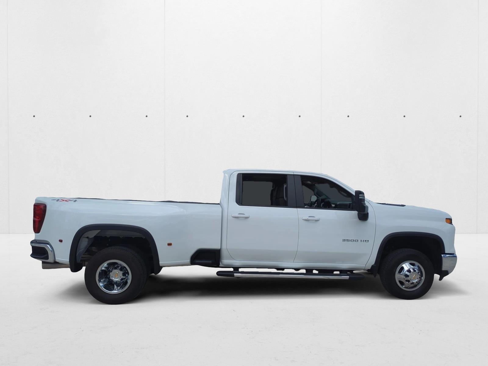 2025 Chevrolet Silverado 3500HD LT photo 4