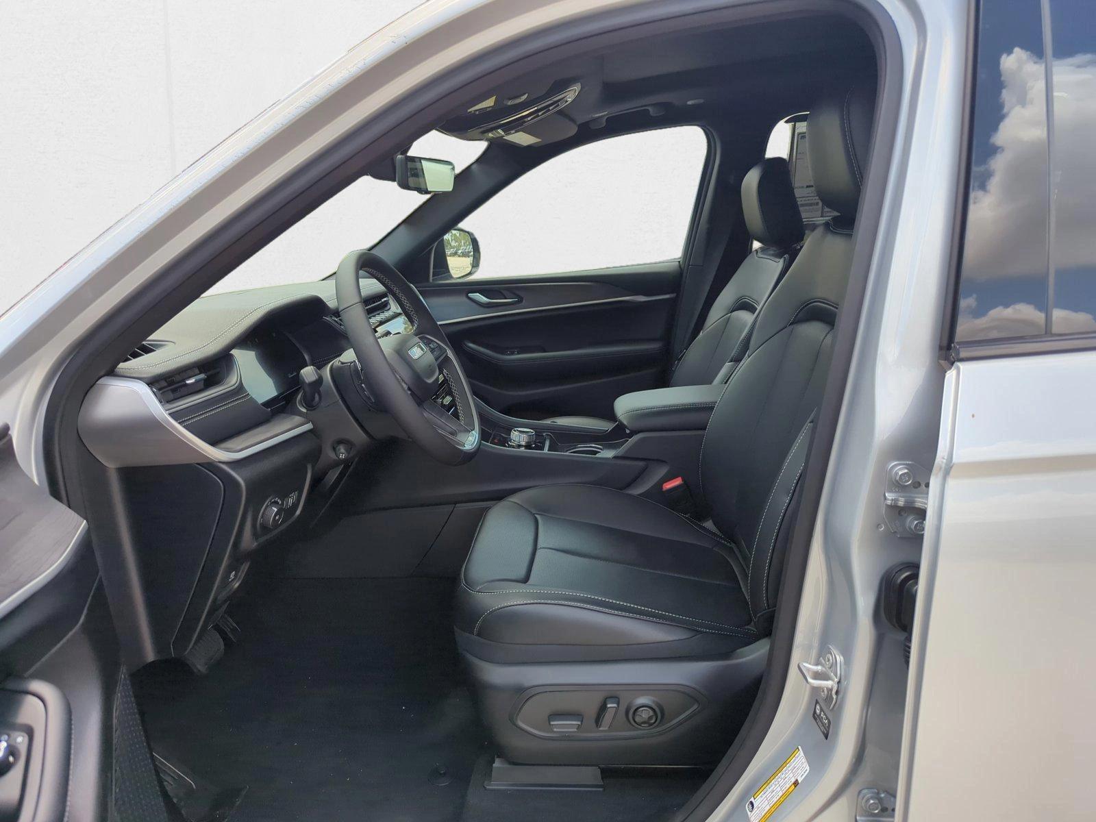 2025 Jeep Grand Cherokee Limited photo 4
