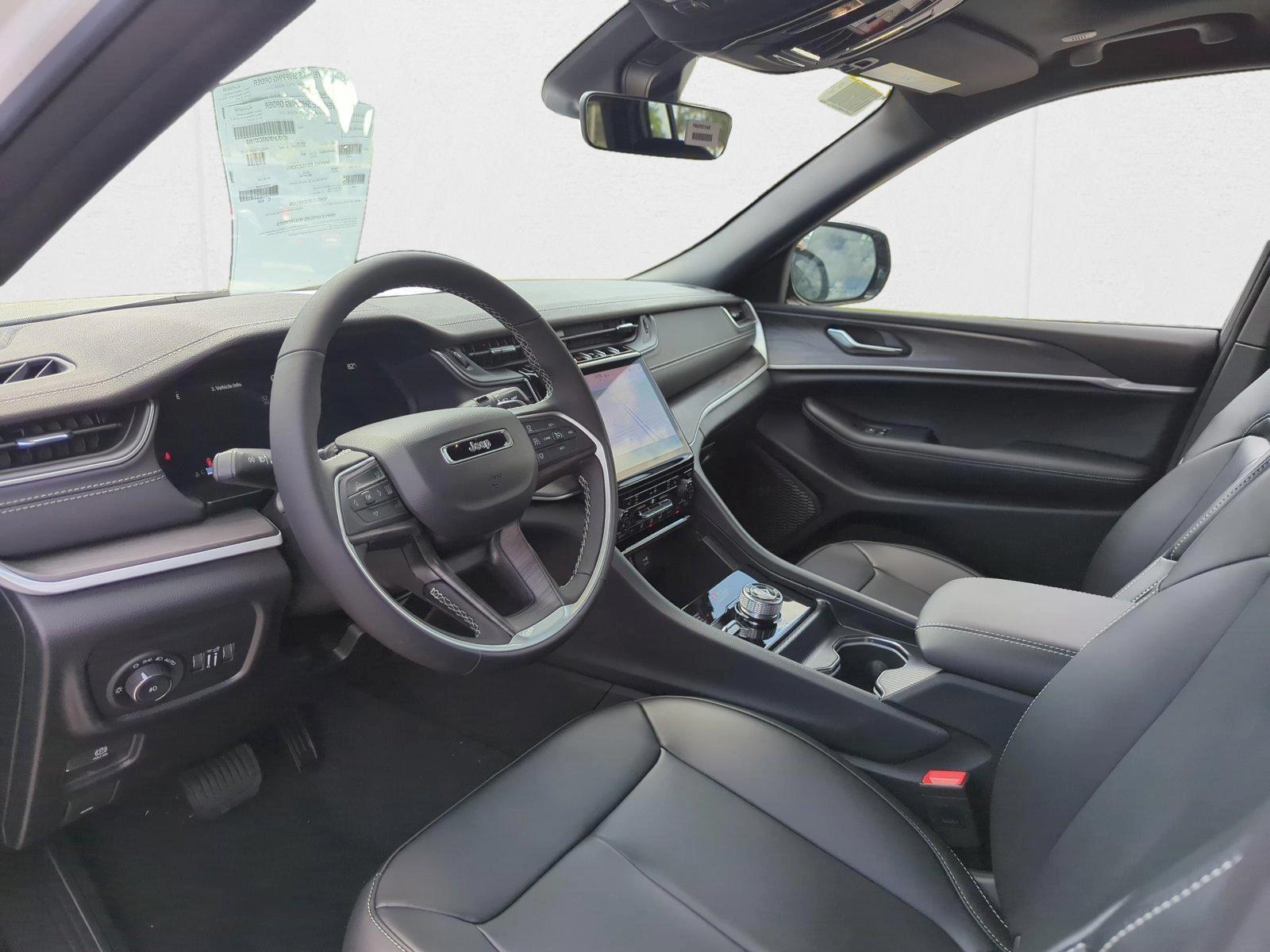 2025 Jeep Grand Cherokee Limited photo 3