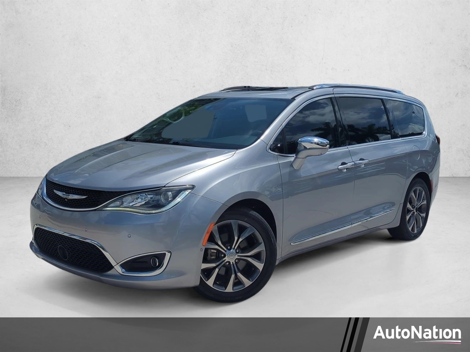 2017 Chrysler Pacifica Limited's photo
