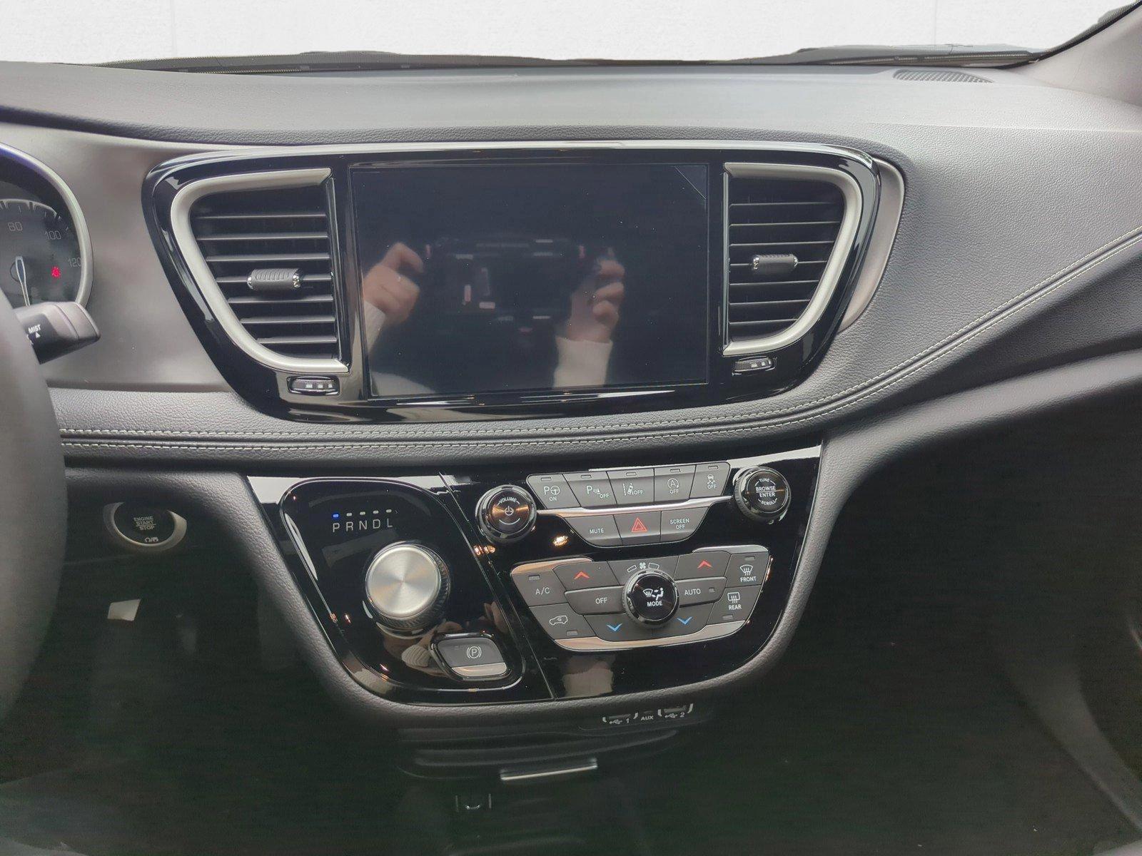 2025 Chrysler Pacifica Select - Photo 12