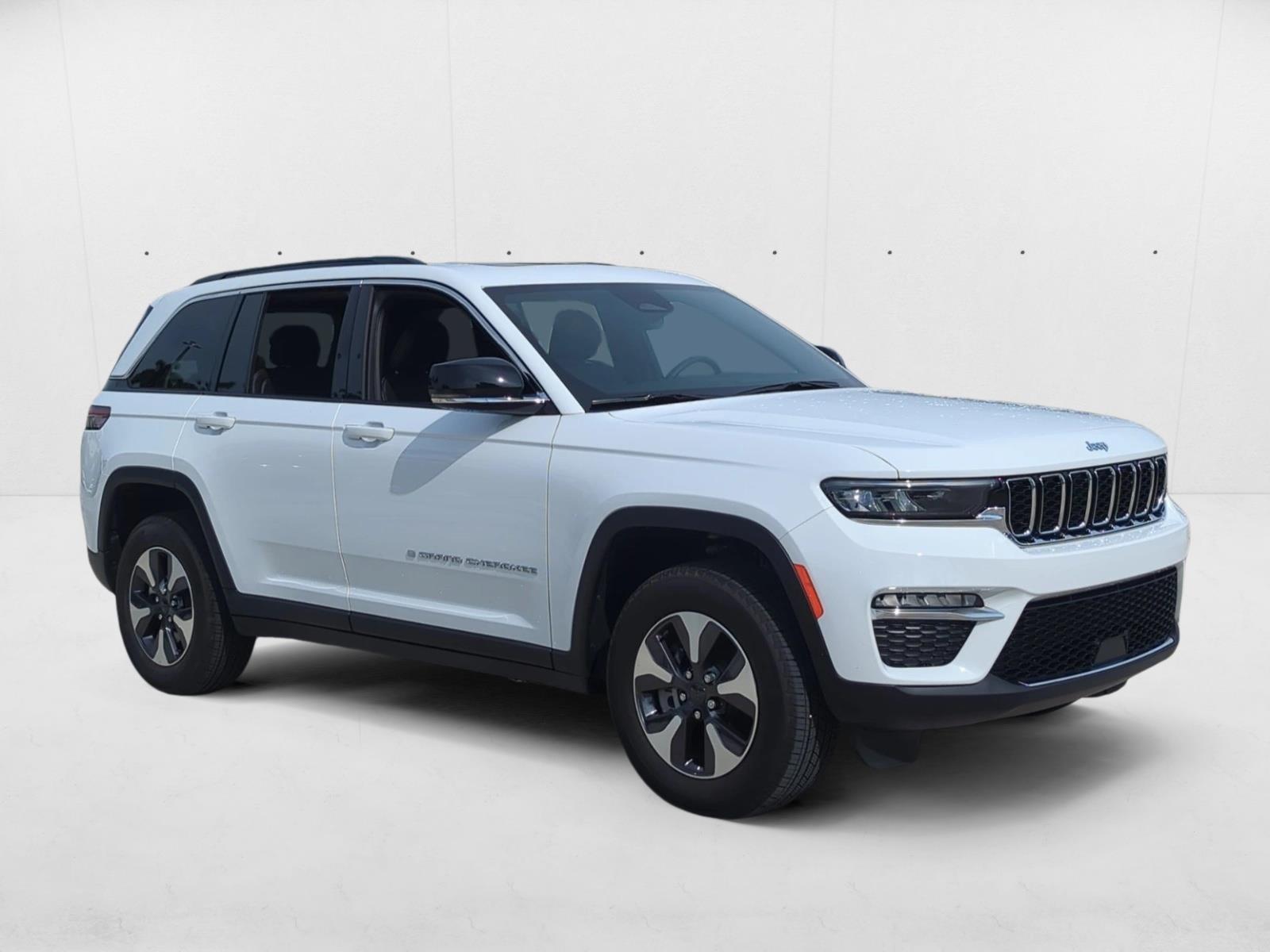 2025 Jeep Cherokee Sport photo 3