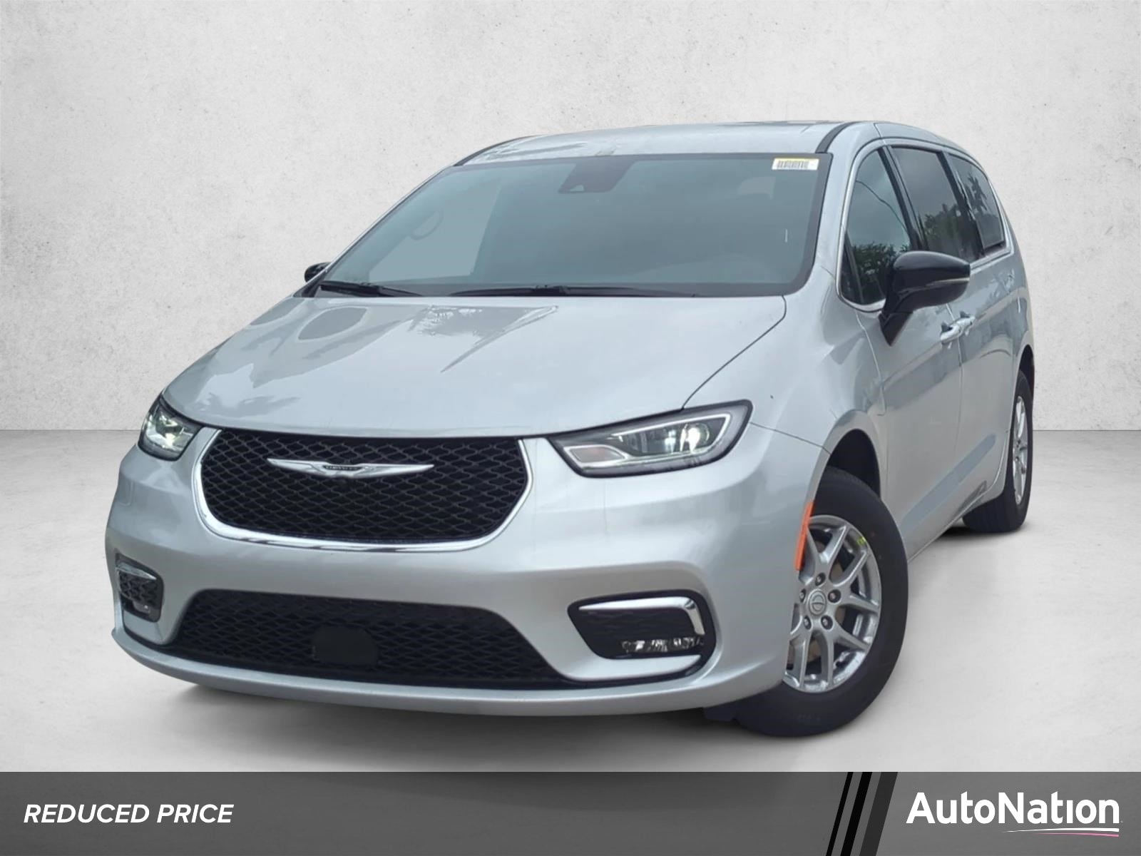 2026 Chrysler Pacifica Select's photo