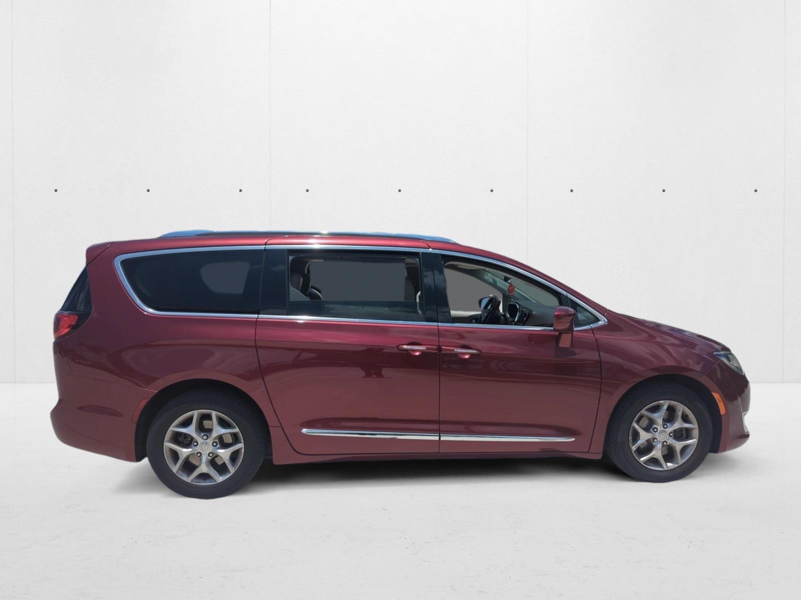 2017 Chrysler Pacifica Touring Plus photo 4