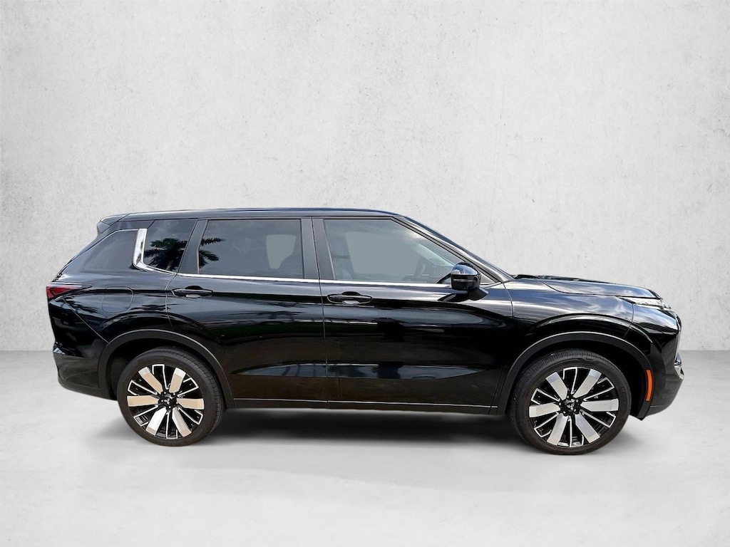 Used 2025 Mitsubishi Outlander SE Sport Utility