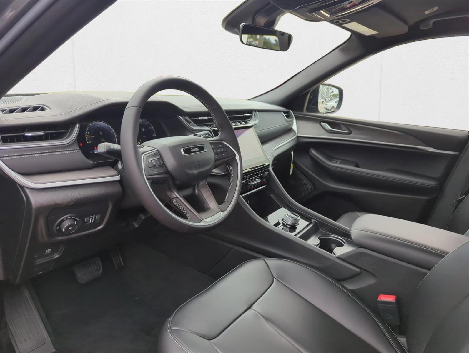 2025 Jeep Grand Cherokee Limited photo 3