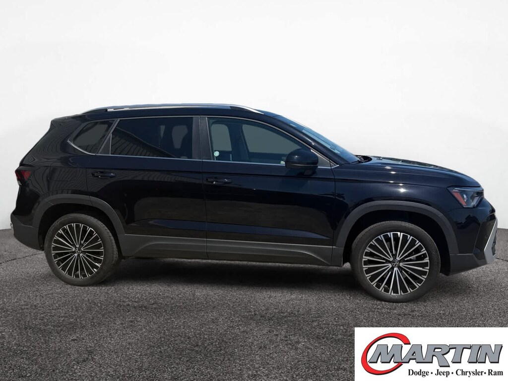 Used 2025 Volkswagen Taos SE FWD