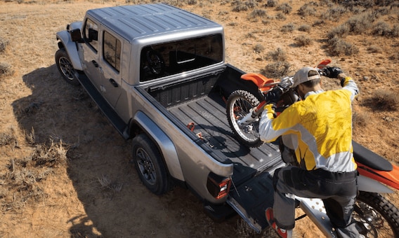 2020 Jeep Gladiator vs. 2019 Jeep Wrangler Unlimited | Similarities &  Differences