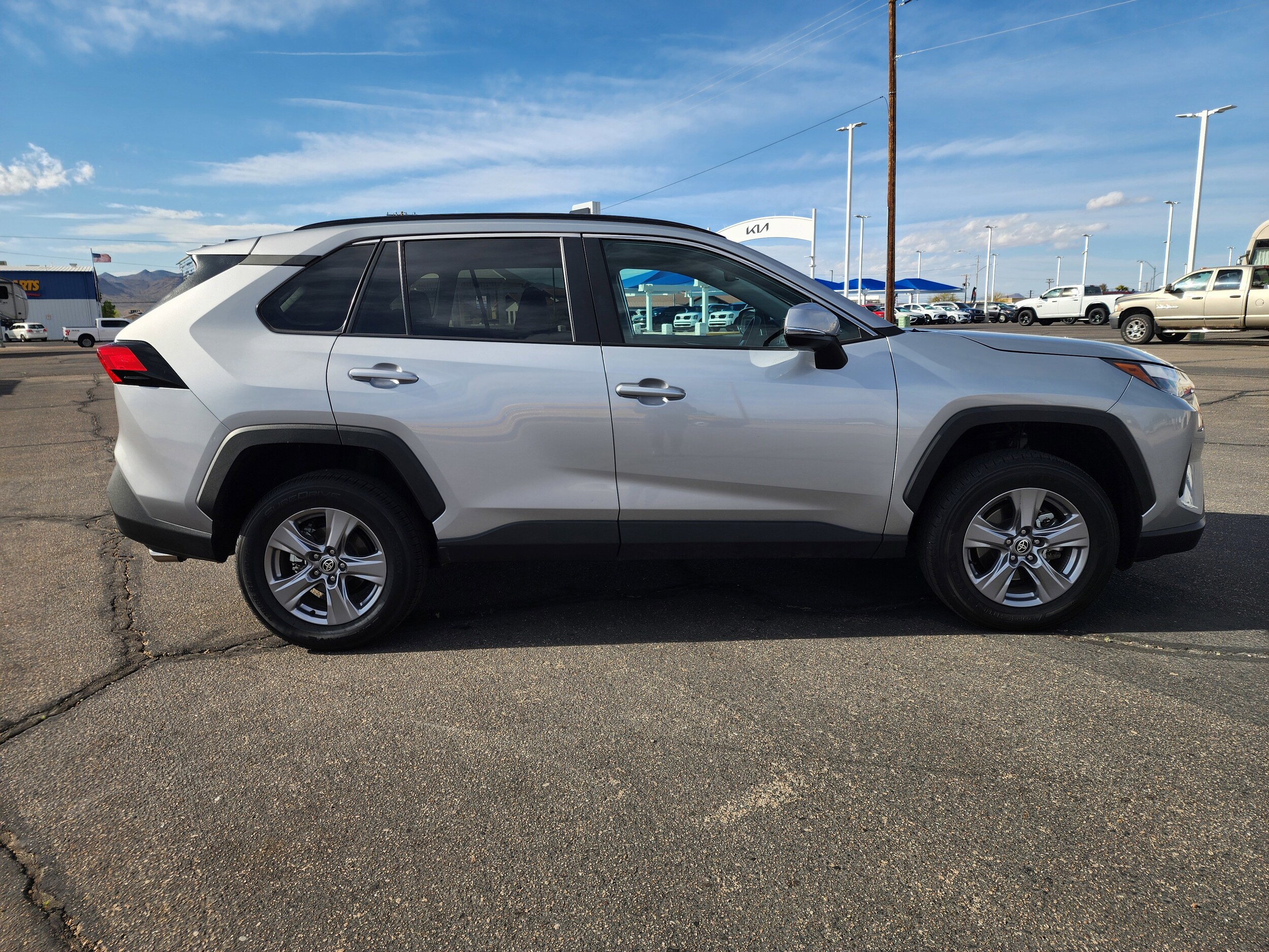 2024 Toyota RAV4 XLE photo 4