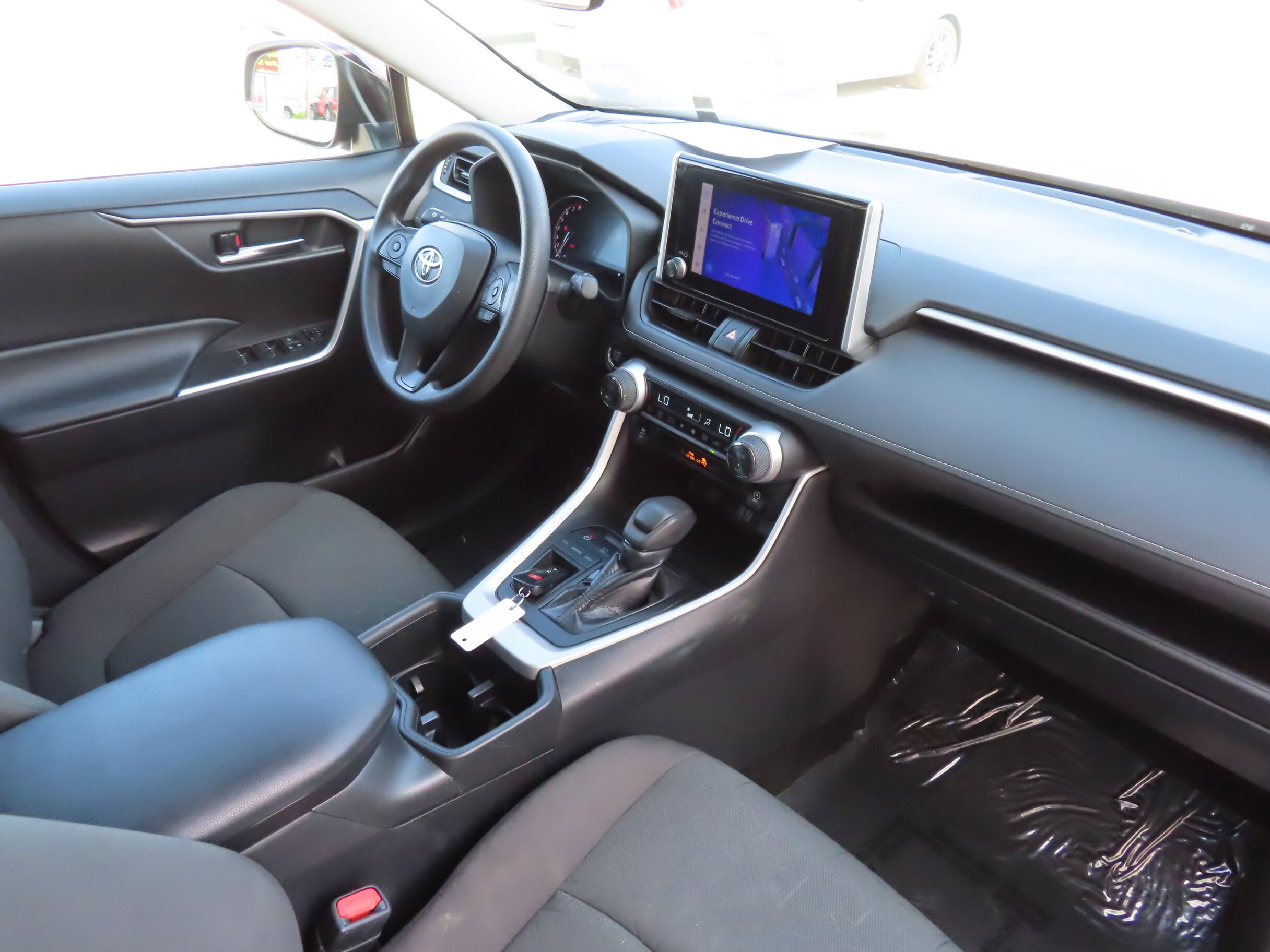 2024 Toyota RAV4 XLE - Photo 16