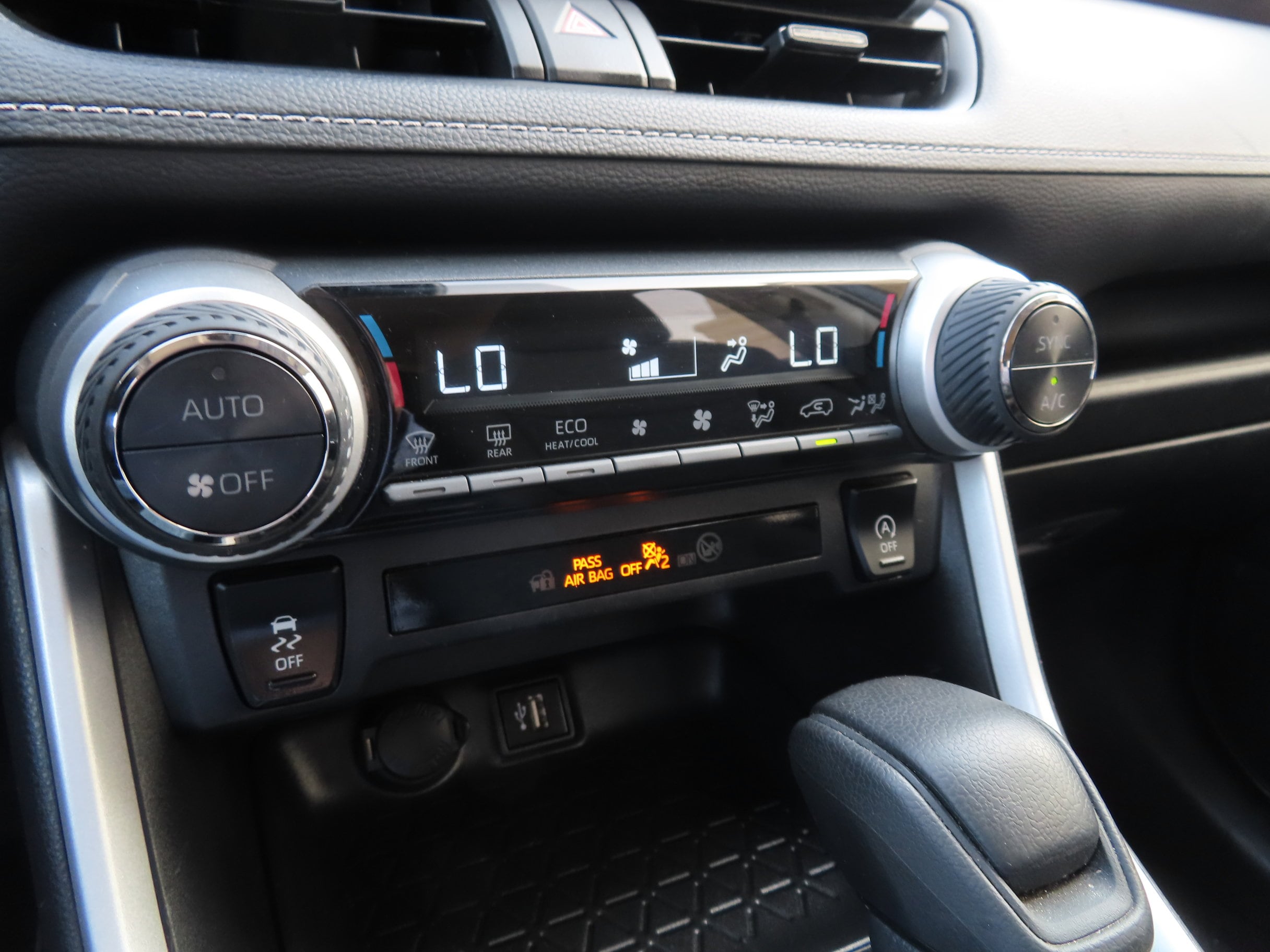 2024 Toyota RAV4 XLE - Photo 24