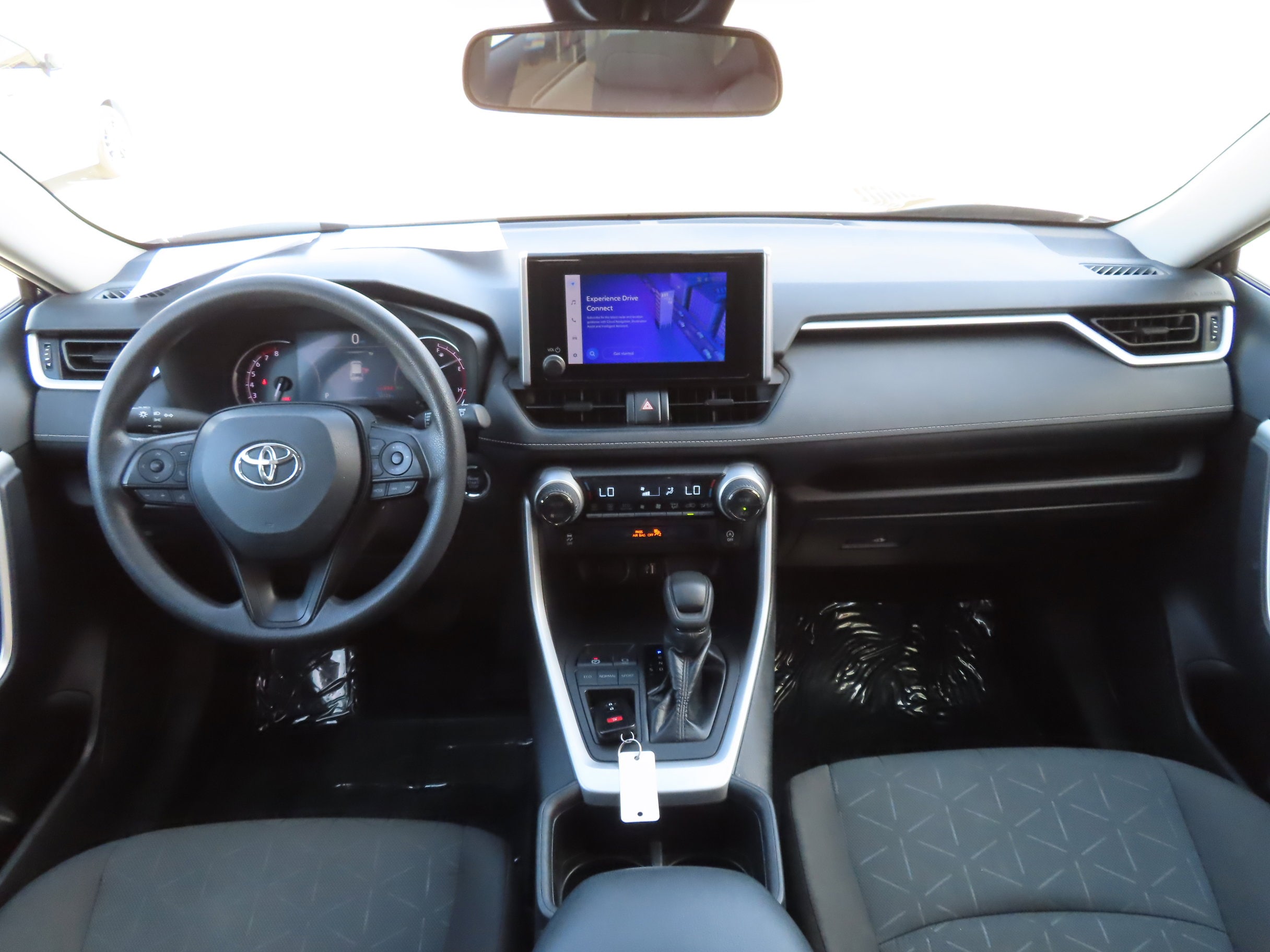 2024 Toyota RAV4 XLE - Photo 17