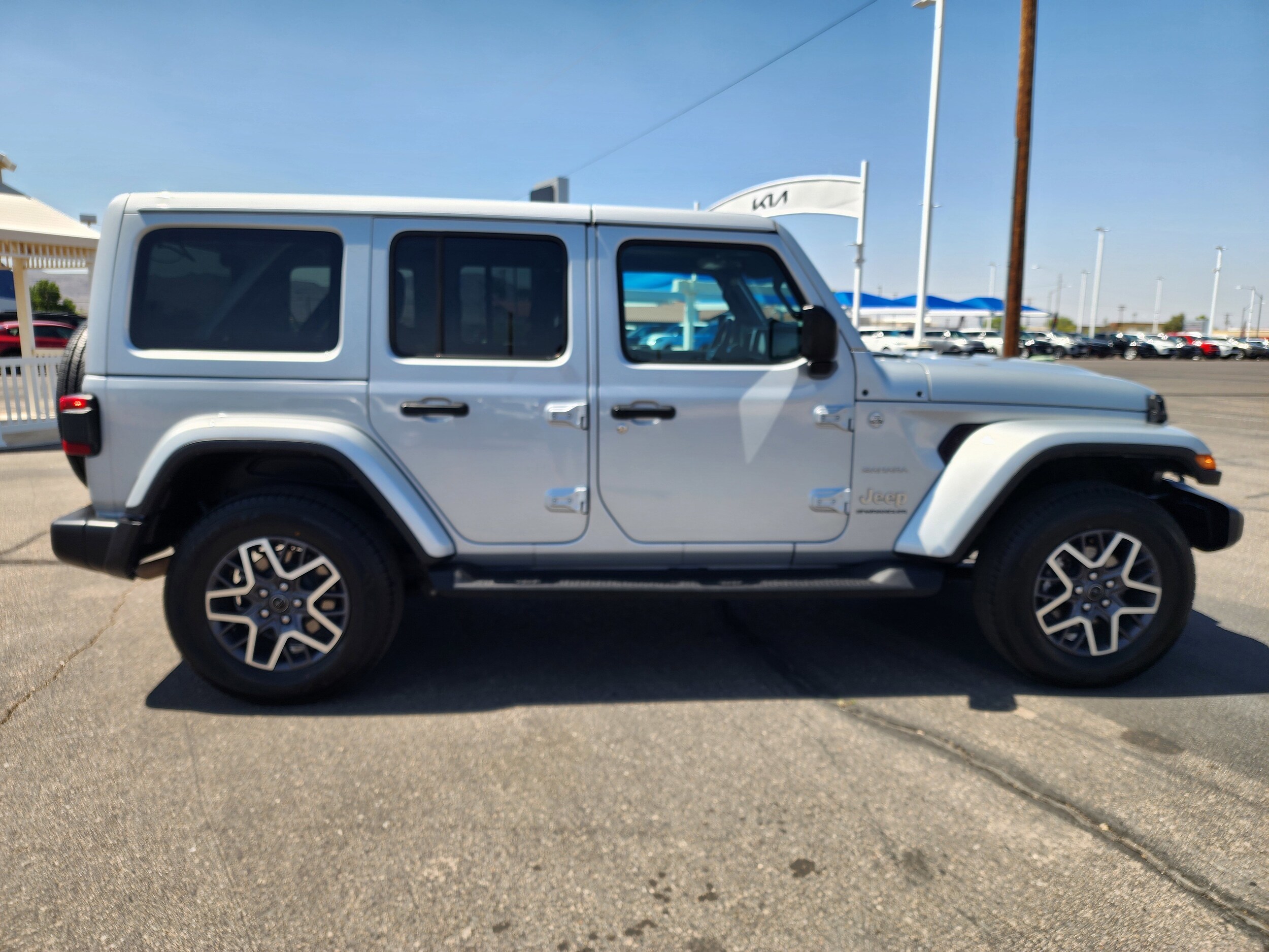 2024 Jeep Wrangler Sahara photo 4
