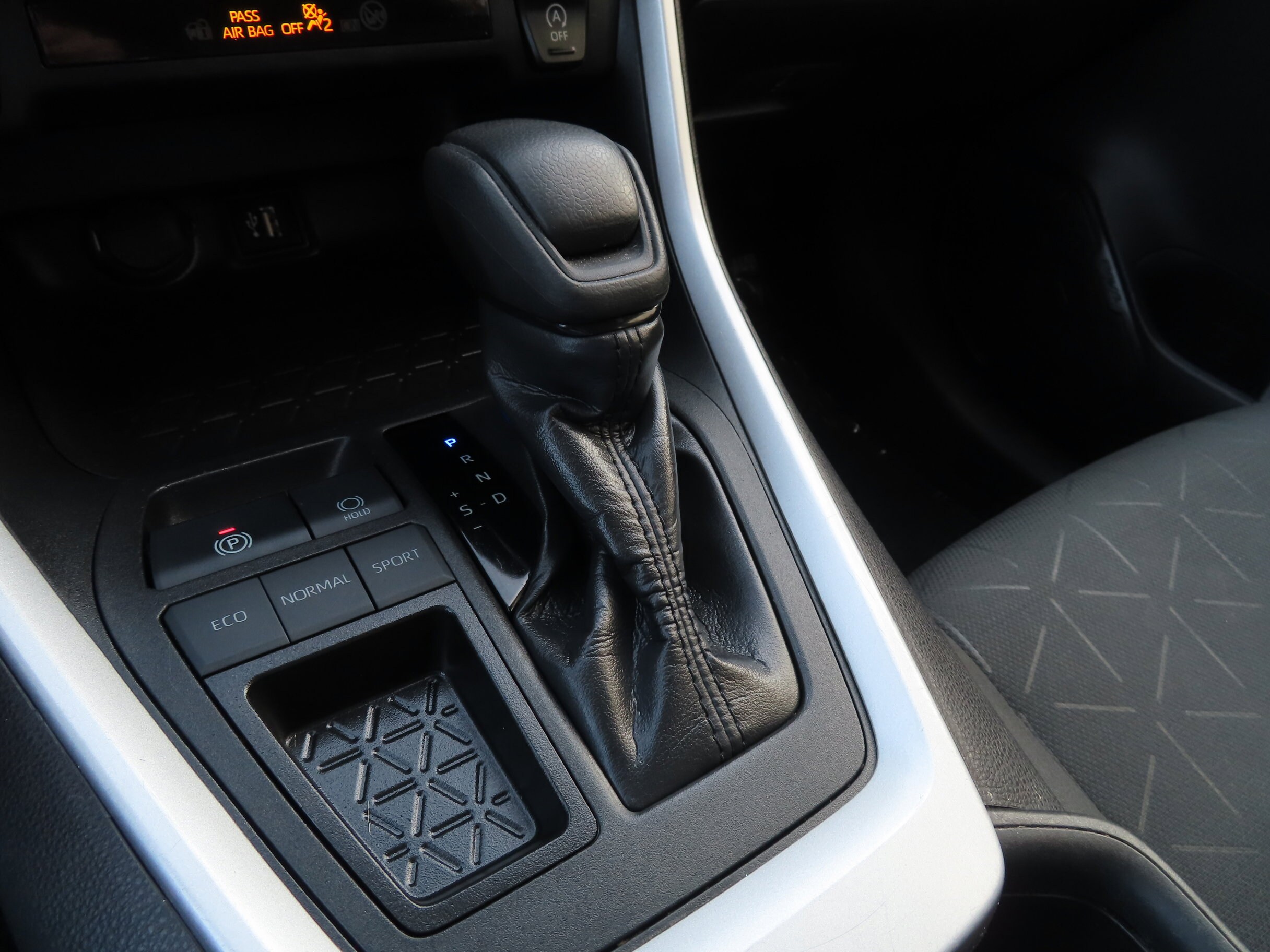 2024 Toyota RAV4 XLE - Photo 25