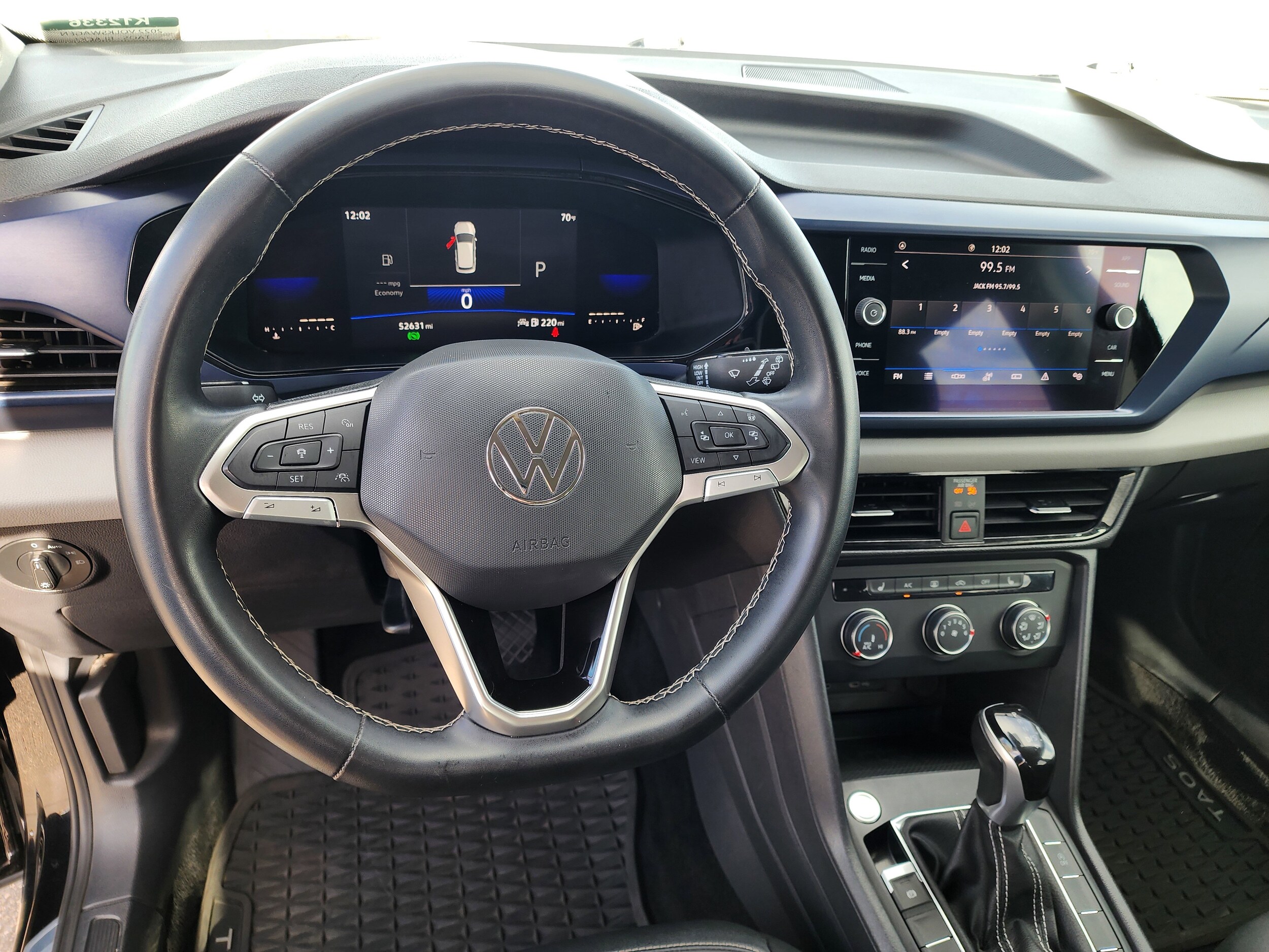 2022 Volkswagen Taos SE photo 2