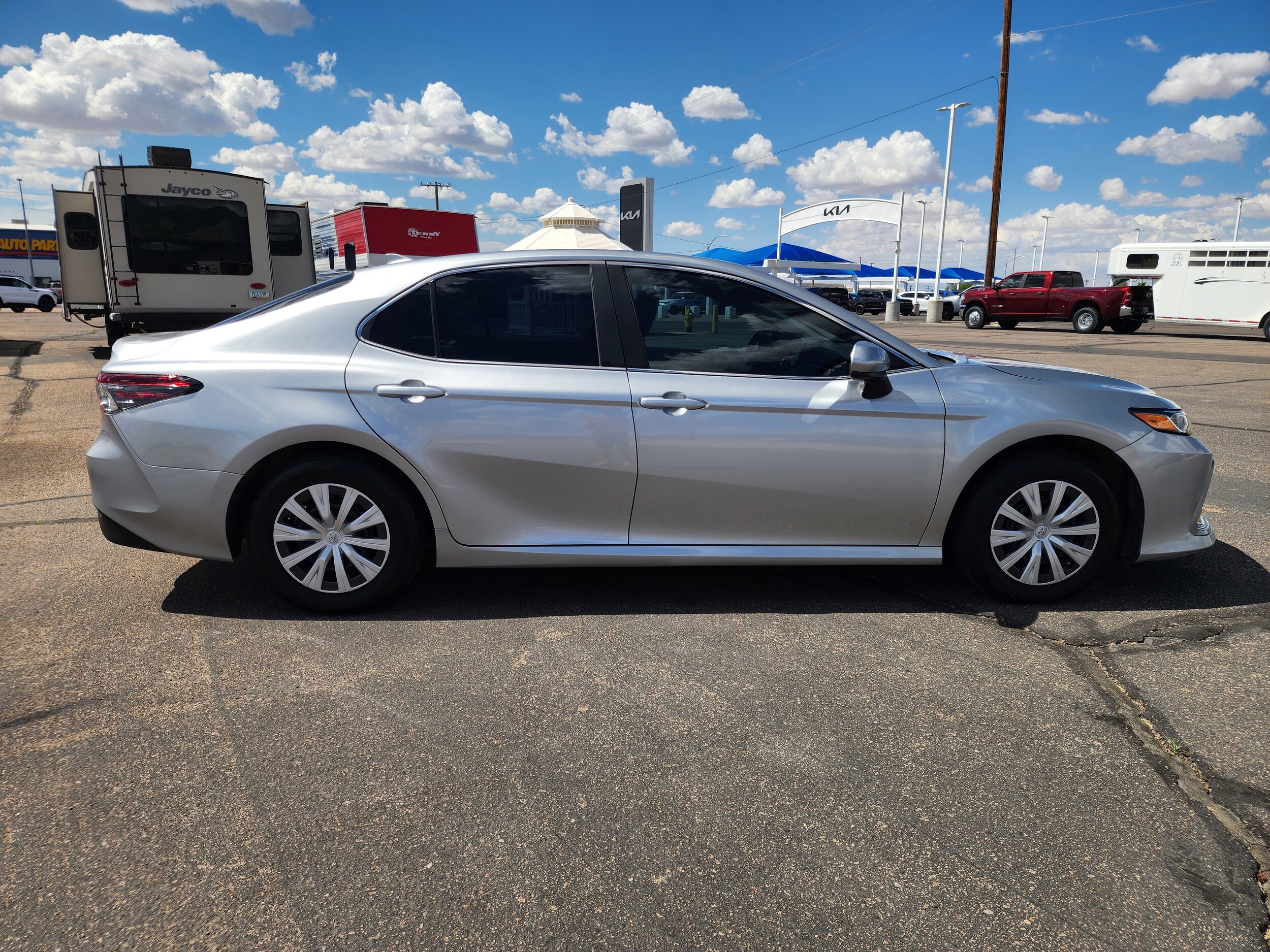 2023 Toyota Camry Hybrid LE photo 4