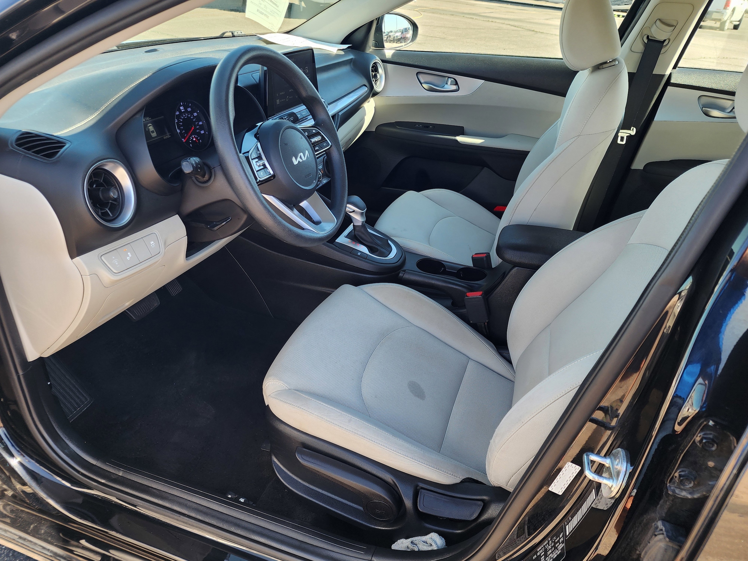2023 Kia Forte LXS - Photo 14