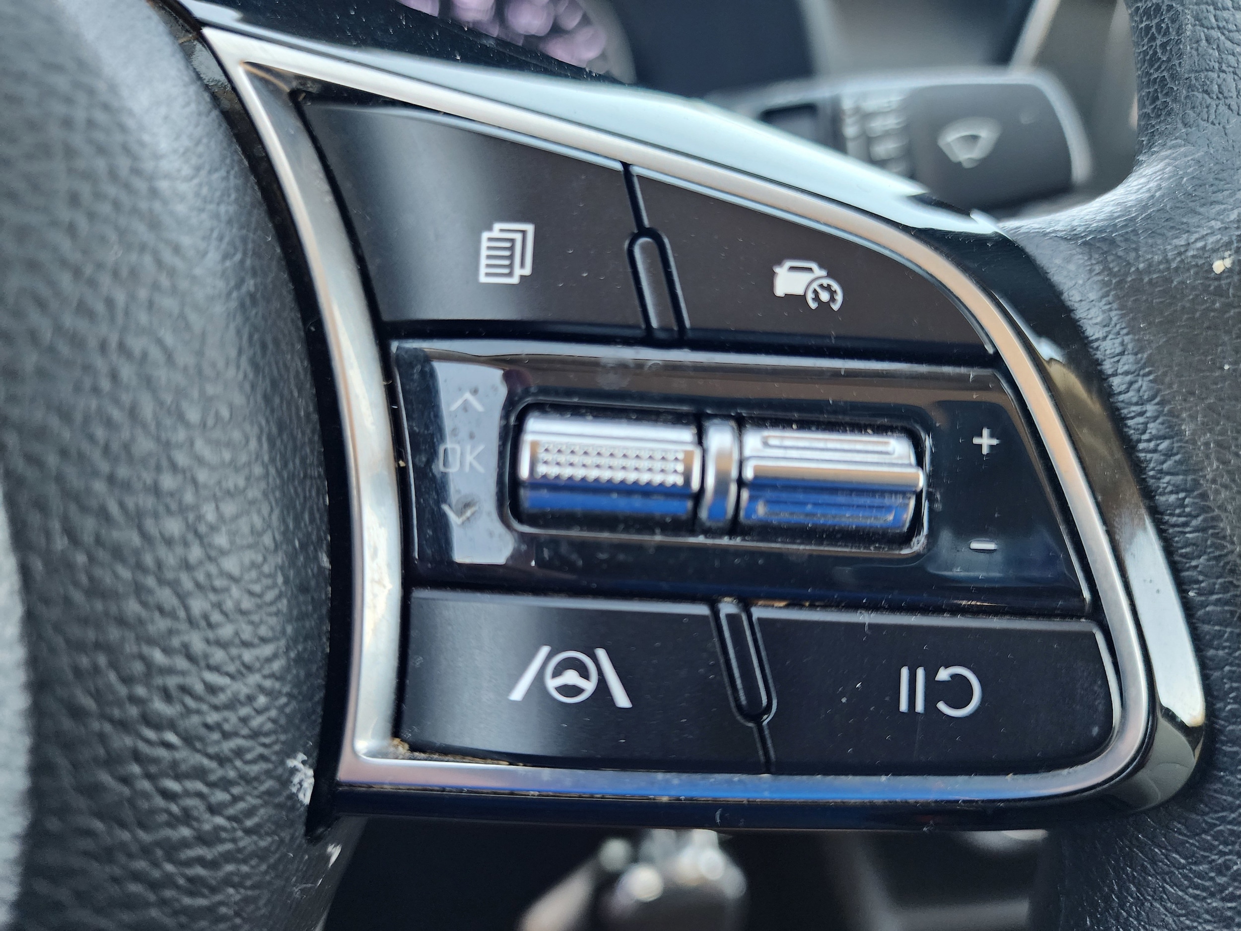 2023 Kia Forte LXS - Photo 18