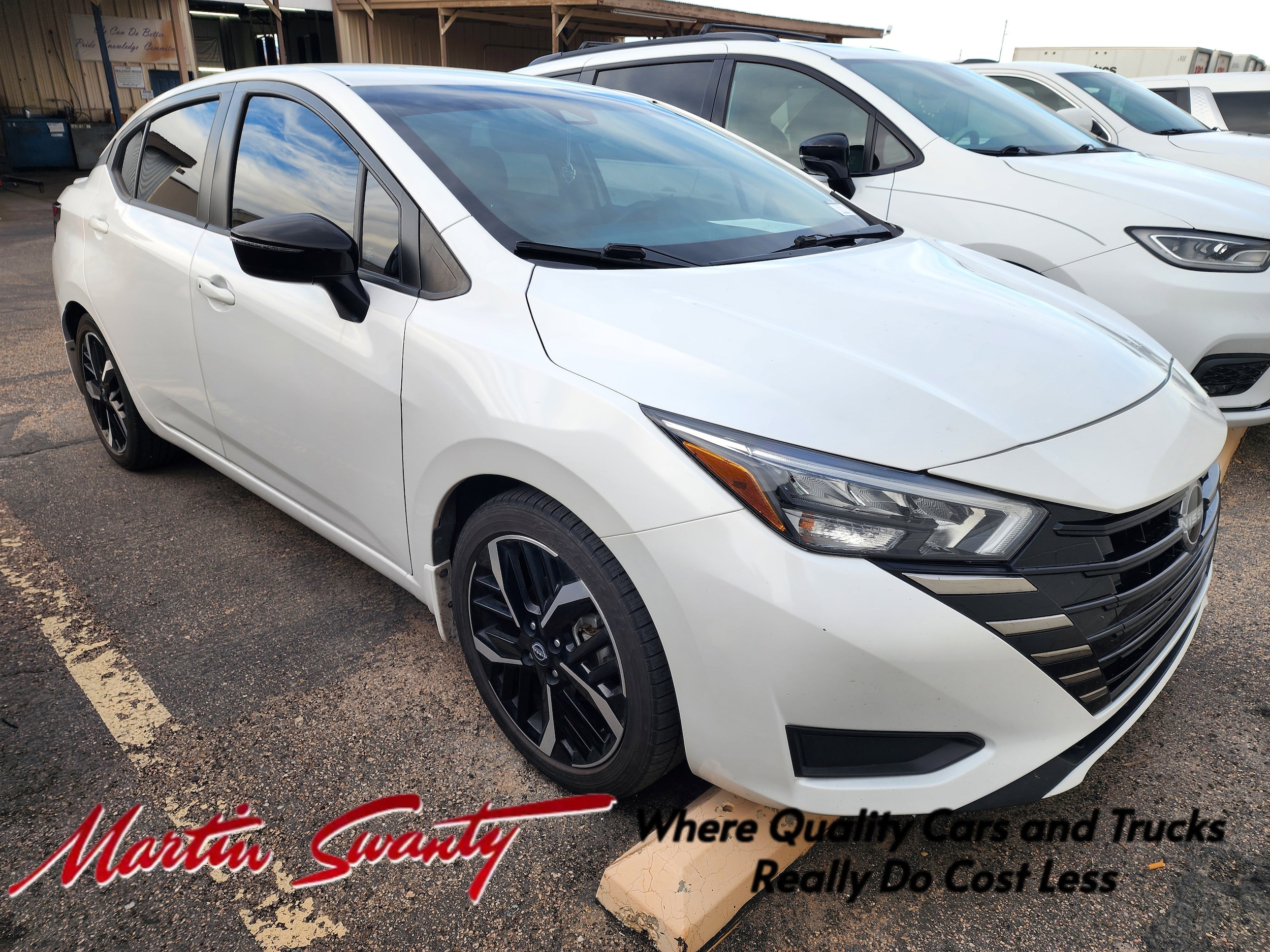 2023 Nissan Versa Sedan SR's photo