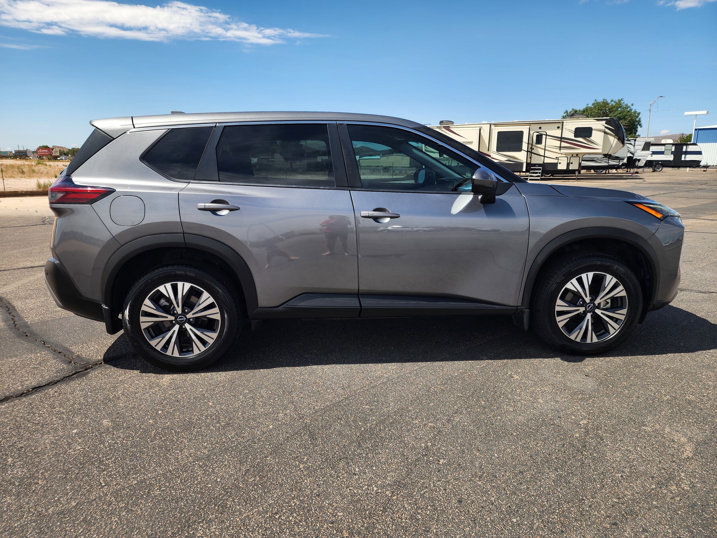 2022 Nissan Rogue SV photo 2