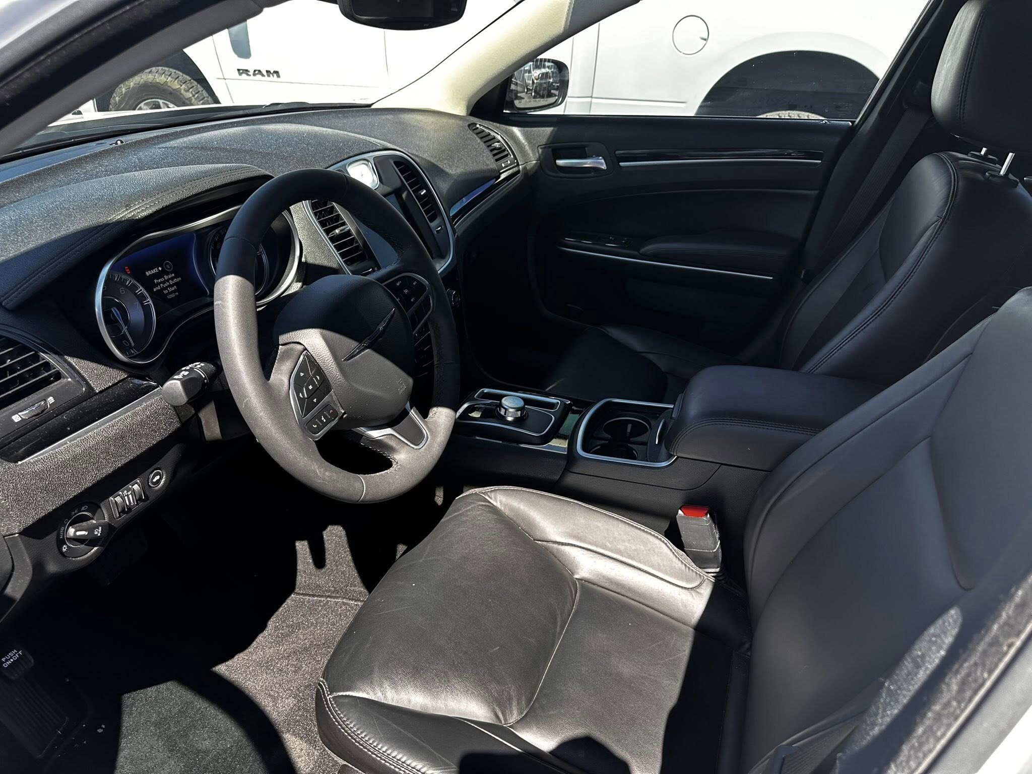 2023 Chrysler 300 Touring L photo 4