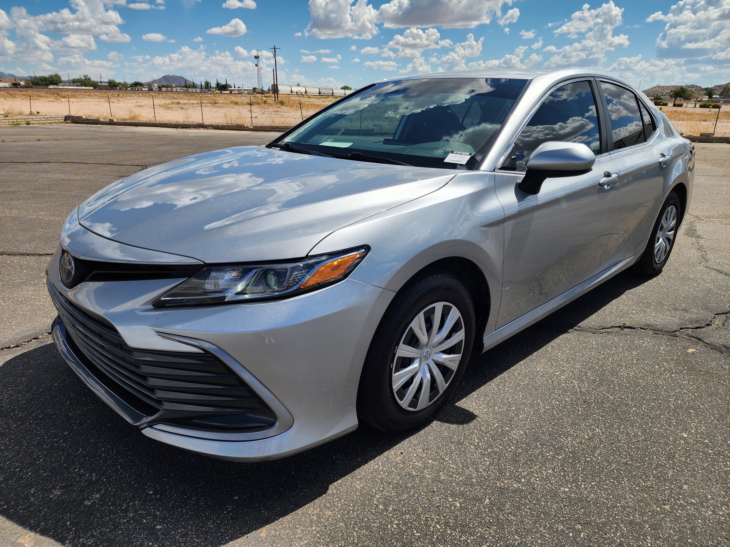 2023 Toyota Camry Hybrid LE photo 3