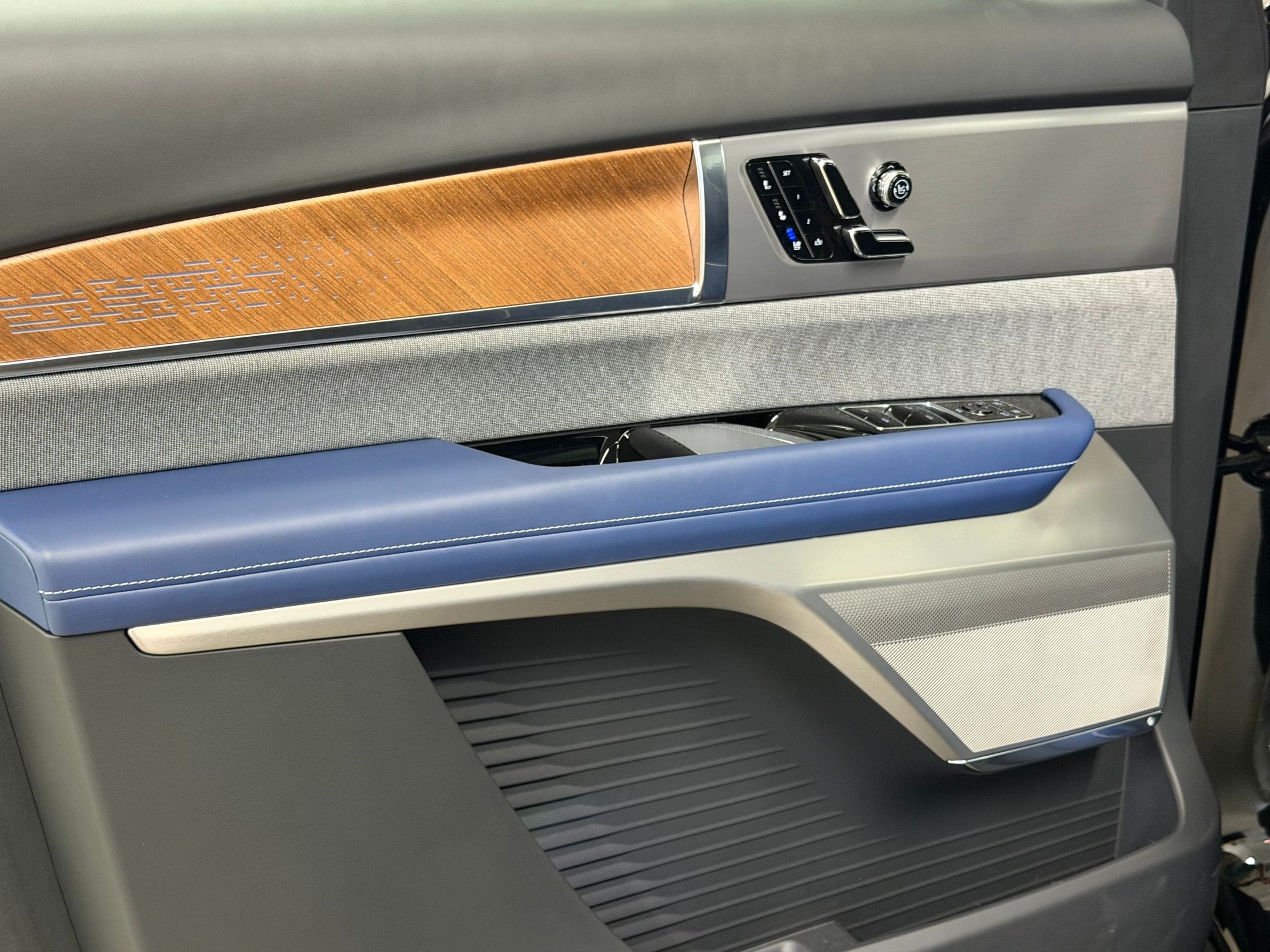 2026 Cadillac VISTIQ Premium Luxury - Photo 14