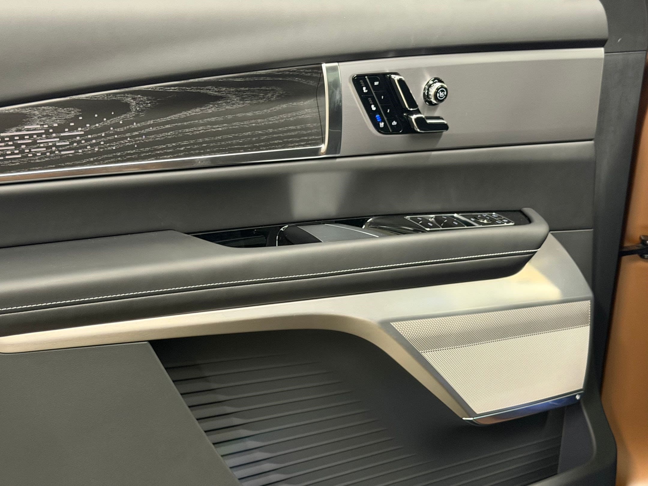 2027 Cadillac VISTIQ Platinum - Photo 13