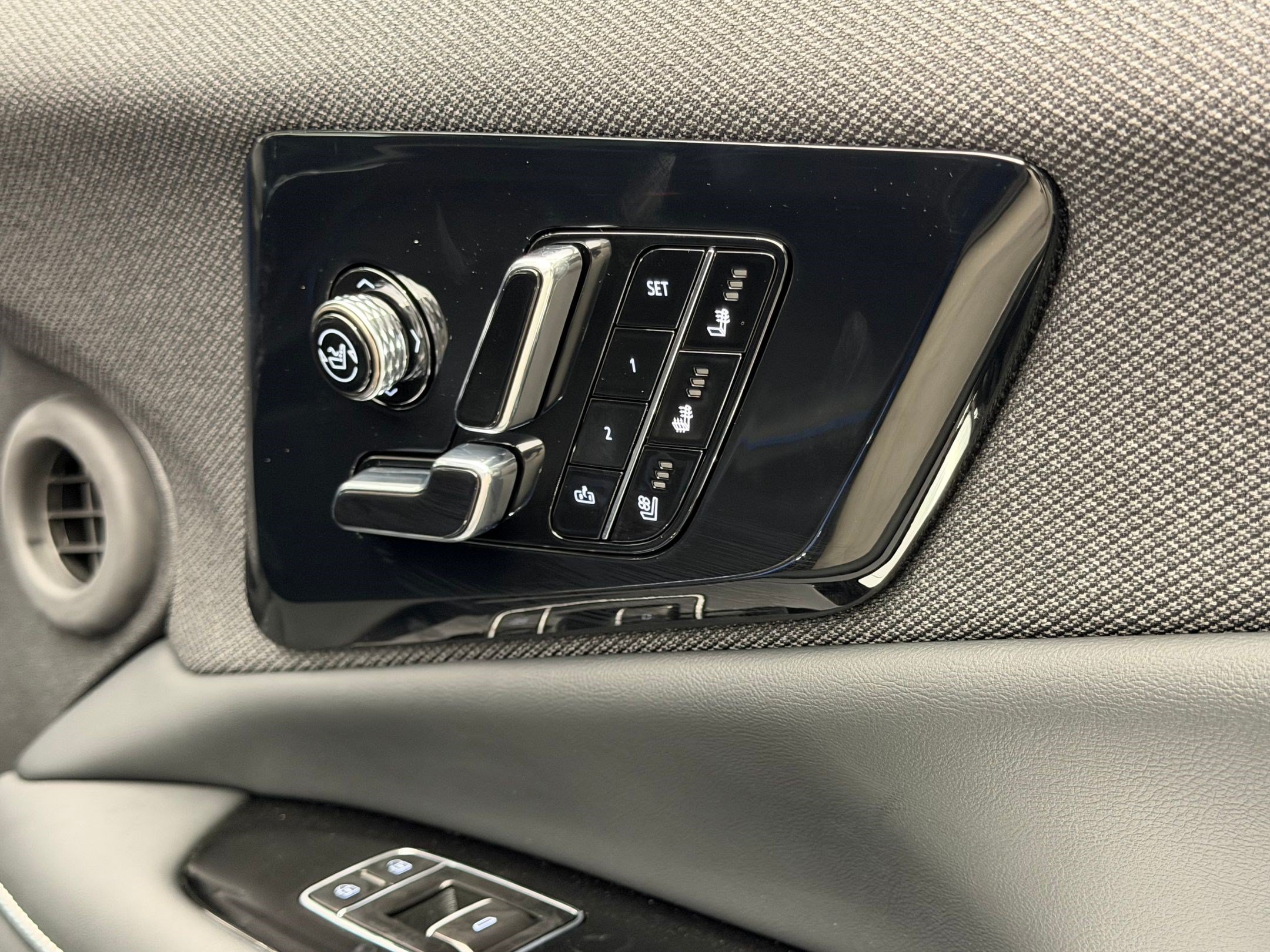2027 Cadillac OPTIQ V-Series - Photo 29