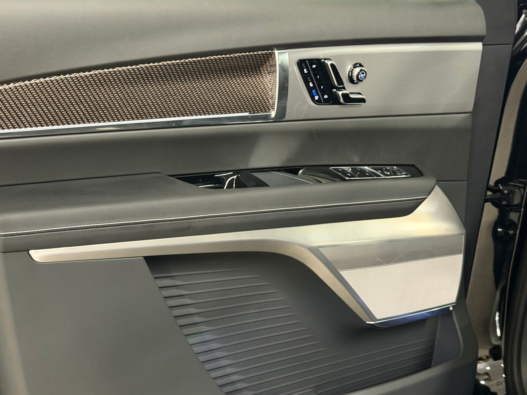 2027 Cadillac VISTIQ Sport - Photo 13