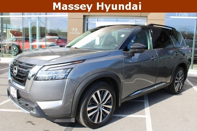 2022 Nissan Pathfinder Platinum's photo