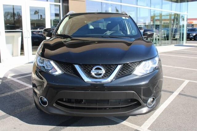 2017 Nissan Rogue Sport SV photo 2