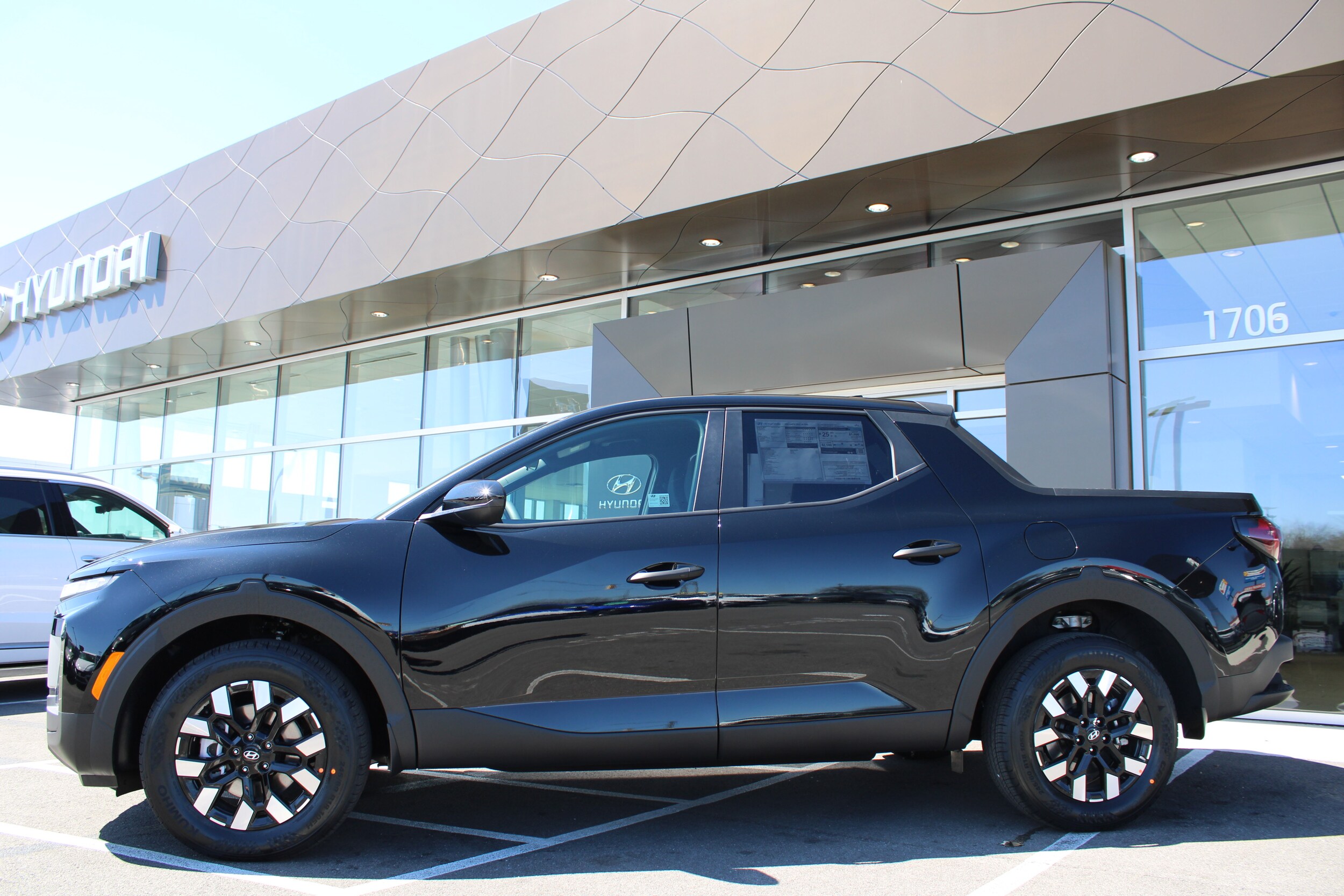 2025 Hyundai Santa Cruz SE photo 2
