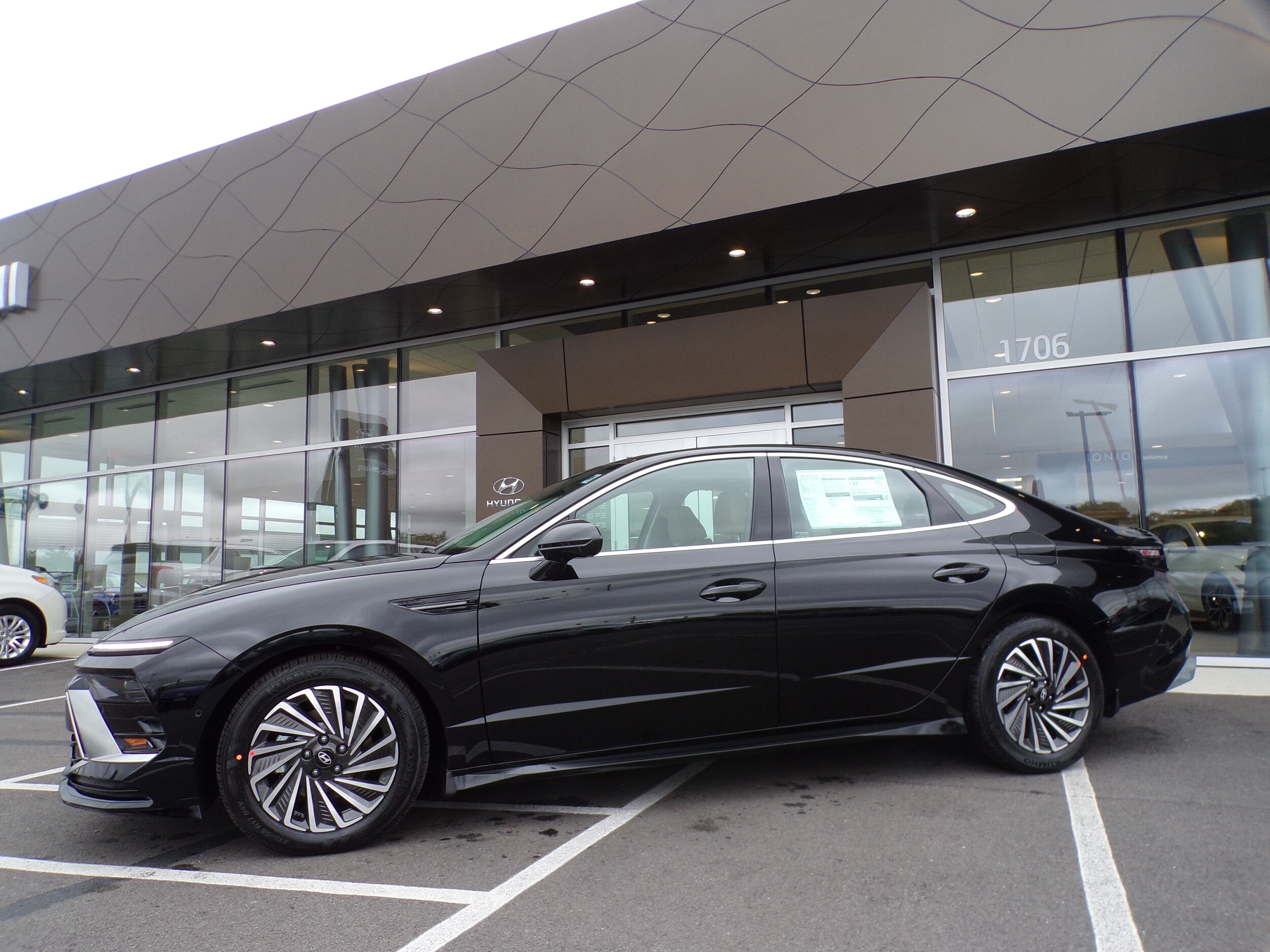 2025 Hyundai Sonata Hybrid Limited photo 2