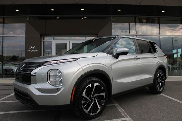 2022 Mitsubishi Outlander ES S-AWC's photo