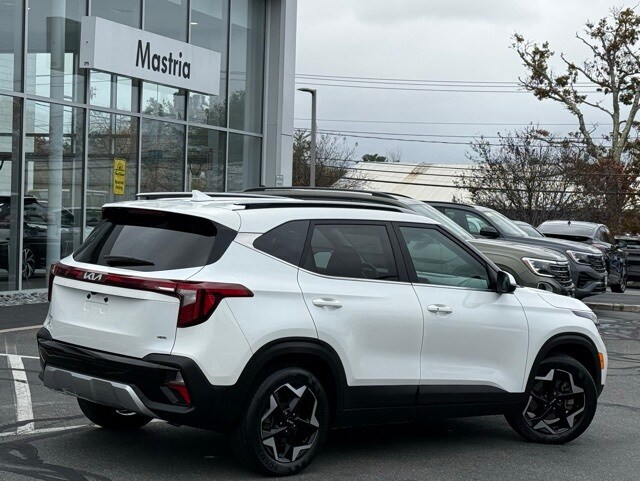 2024 Kia Seltos EX photo 2