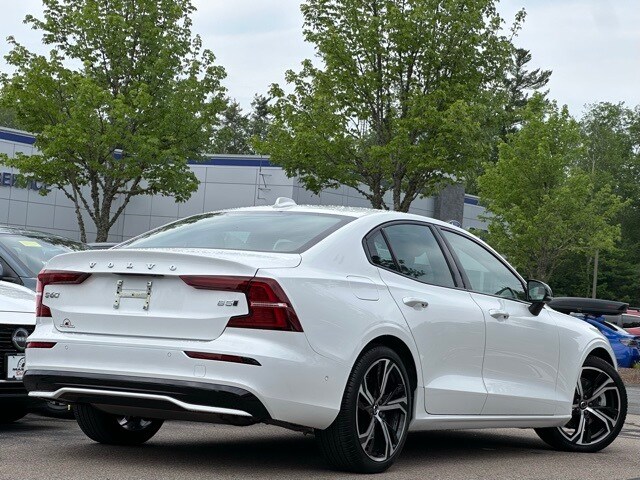 2024 Volvo S60 B5 Plus photo 4