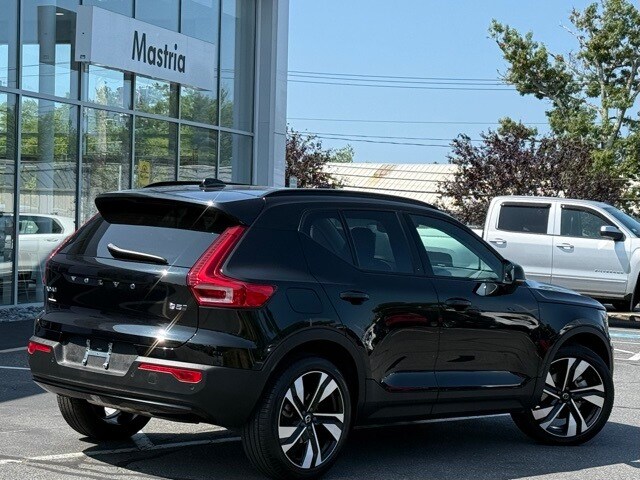 2025 Volvo XC40 Plus photo 3
