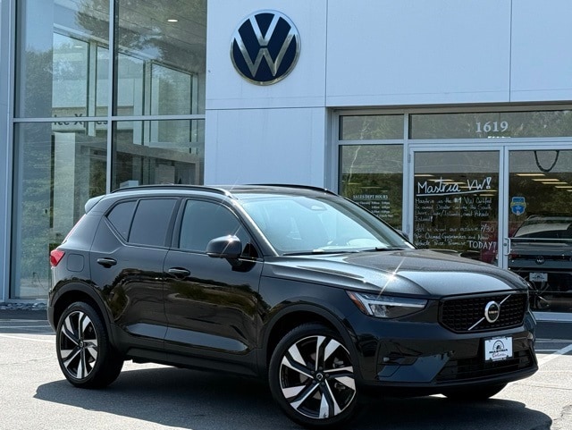2025 Volvo XC40 B5 Plus Dark Theme