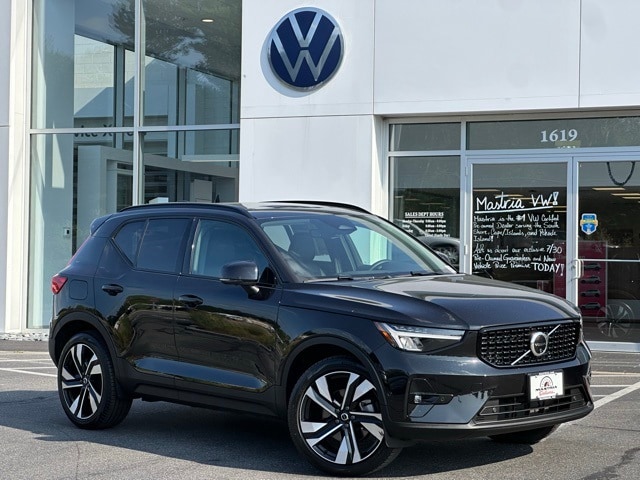 2025 Volvo XC40 B5 Plus Dark Theme