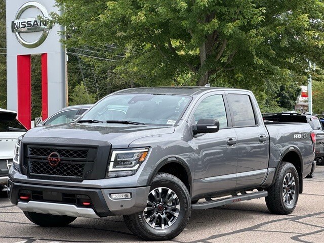 2024 Nissan Titan PRO-4X photo 3