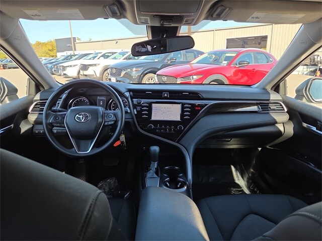 2019 Toyota Camry SE XLE photo 2