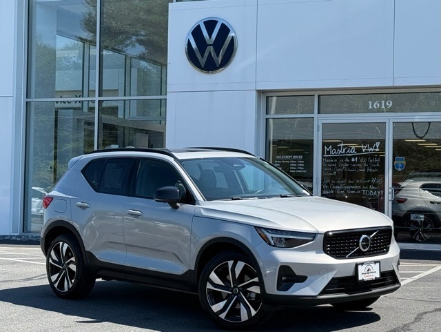 2025 Volvo XC40 B5 Plus Dark Theme