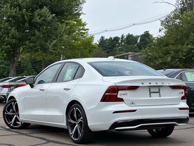 2024 Volvo S60 B5 Plus photo 2