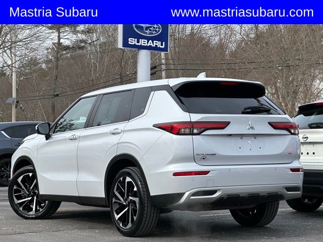 2023 Mitsubishi Outlander SE photo 2