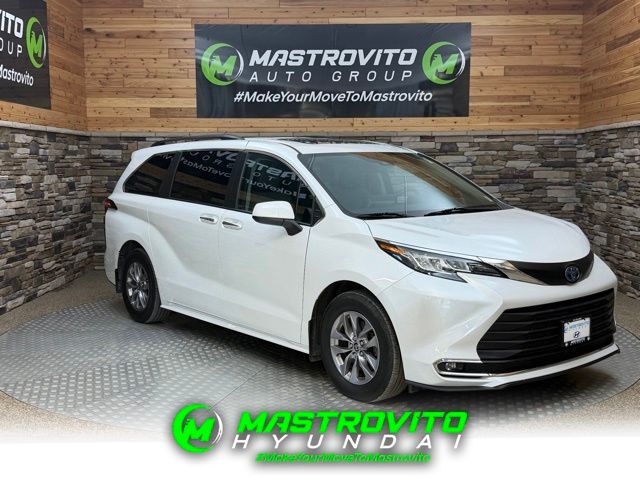 2022 Toyota Sienna XLE 7-Passenger Hybrid AWD's photo