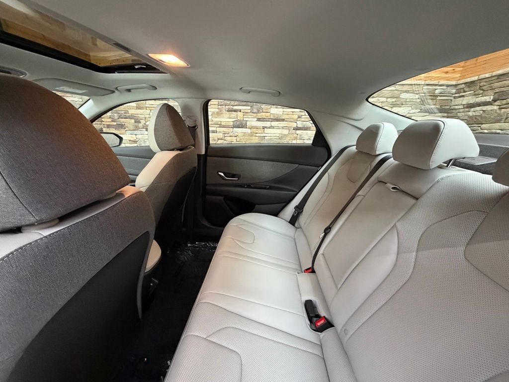 2025 Hyundai Elantra Limited - Photo 29