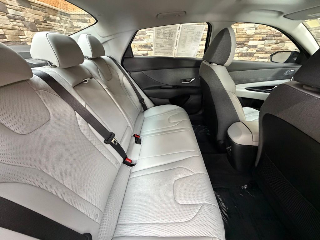 2025 Hyundai Elantra Limited - Photo 33