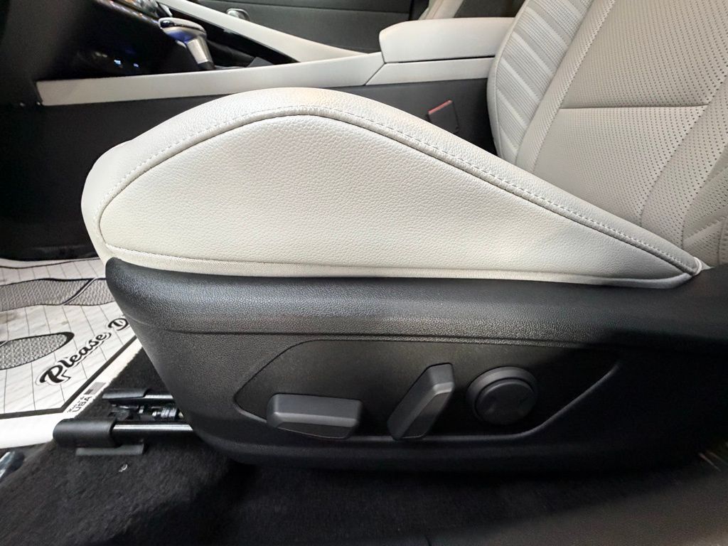 2025 Hyundai Elantra Limited - Photo 26