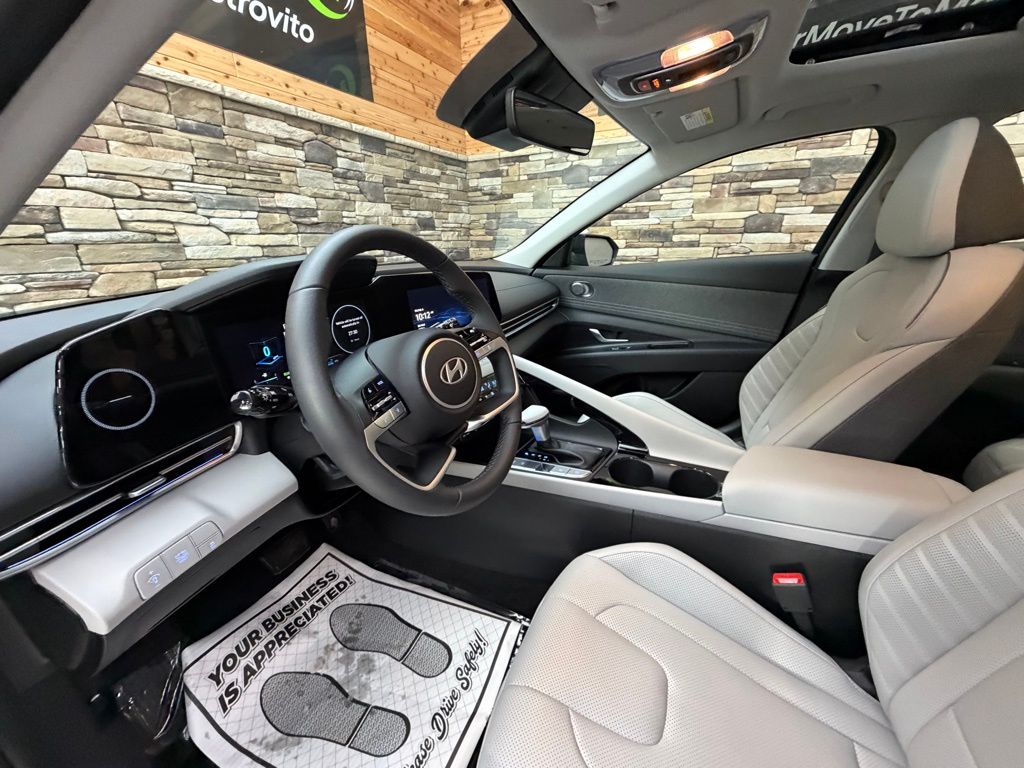 2025 Hyundai Elantra Limited - Photo 10